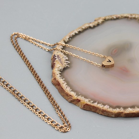 Jewelry necklace alphabet letter V rose gold tone heart love minimalist dainty - Picture 3 of 5